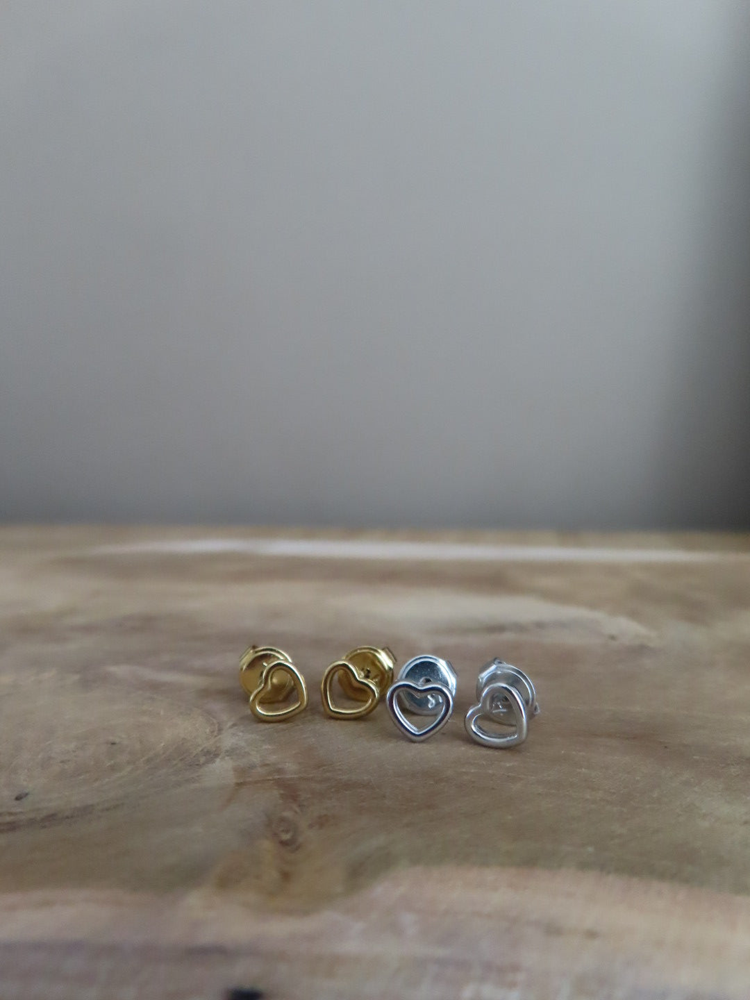 Minimalistische open hartjes studs