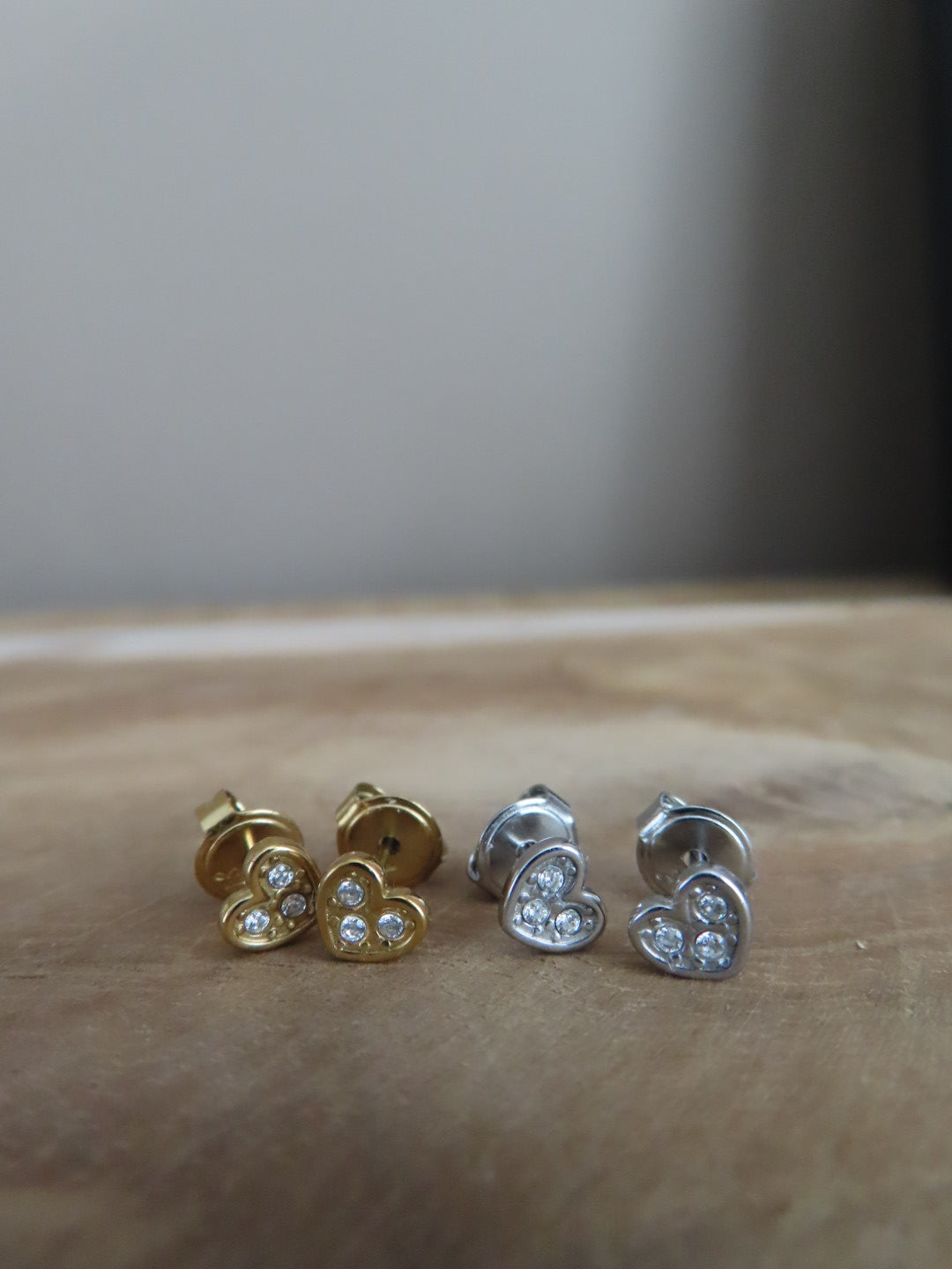 Minimalistische diamanten hartjes studs