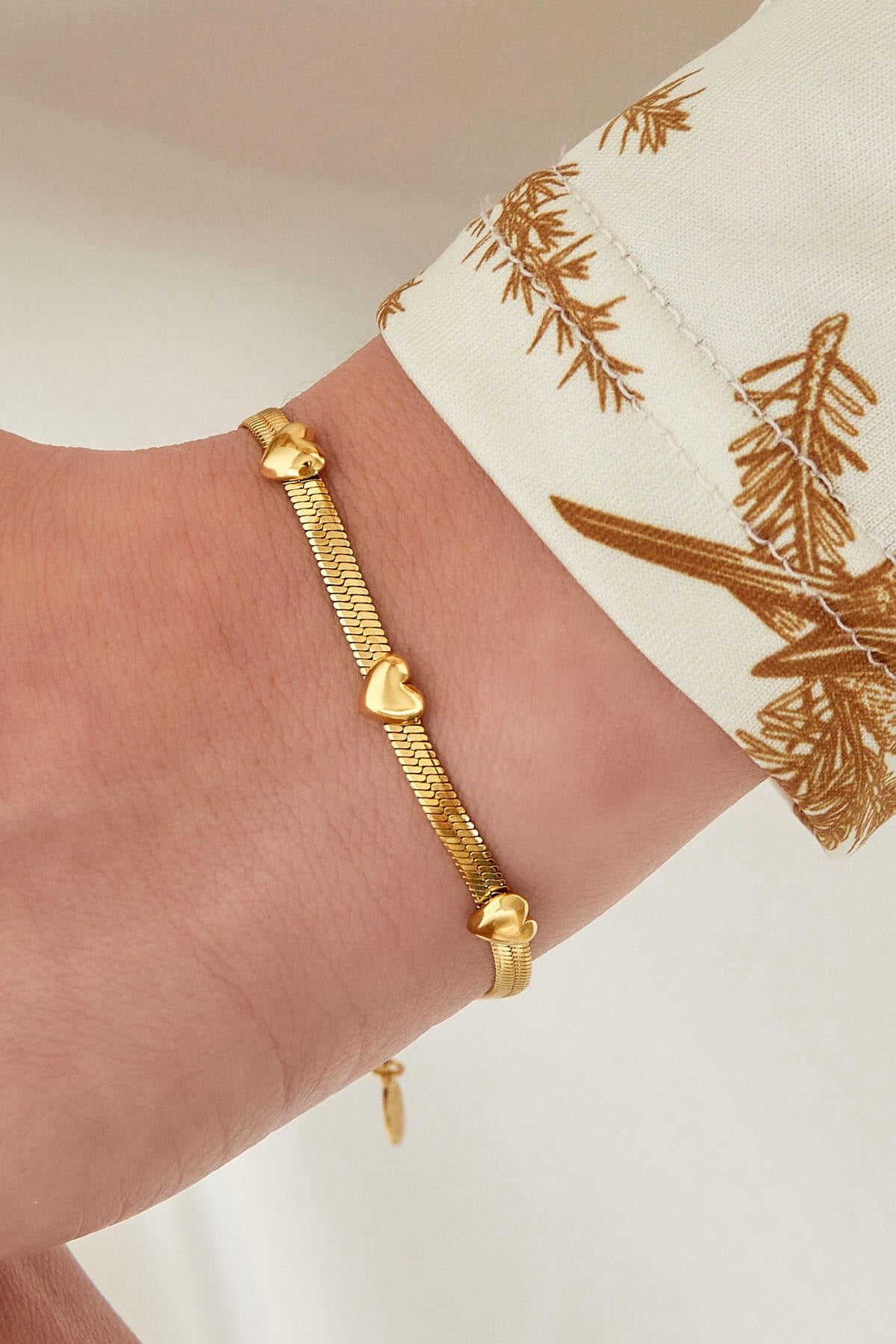 Platte armband met hartjes