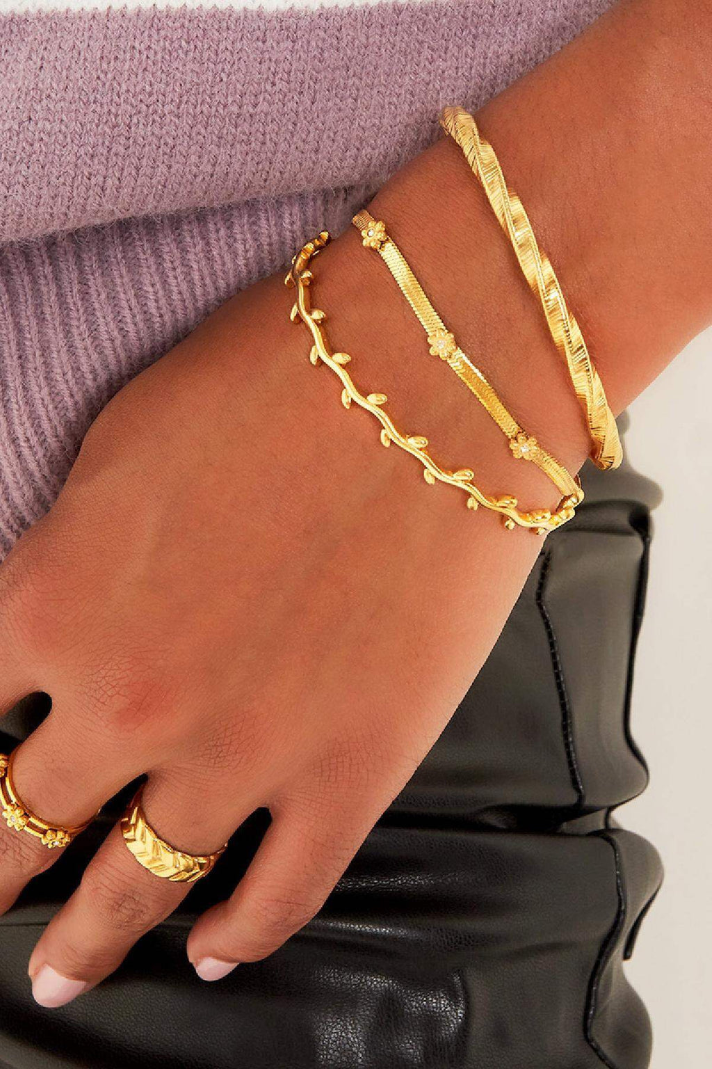 Platte armband met bloemen