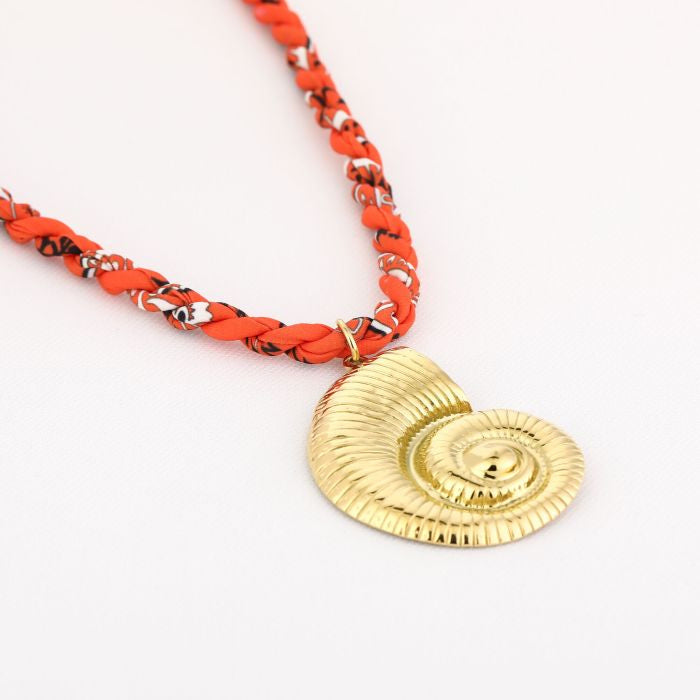 Oranje ketting met schelp